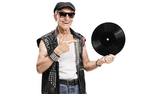 Senior punkrockare innehar en vinyl — Stockfoto