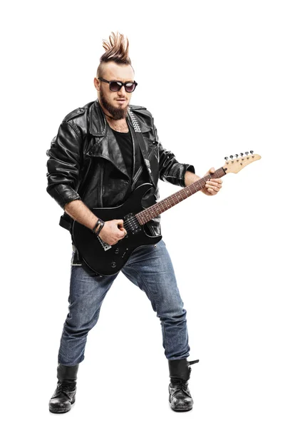 Панк-музыкант играет на электрогитаре — стоковое фото