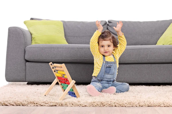 Bébé fille geste avec ses mains — Photo