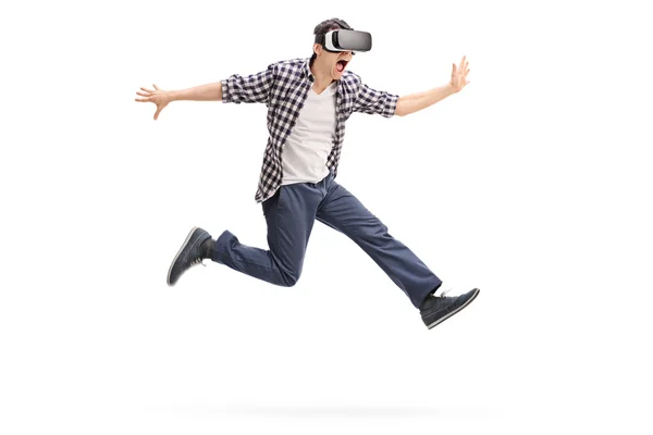Un om entuziasmat experimentează realitatea virtuală — Fotografie, imagine de stoc