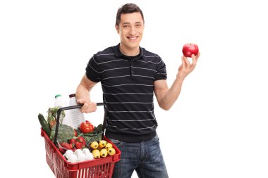Bir alışveriş sepeti ve bir elma tutan adam 
