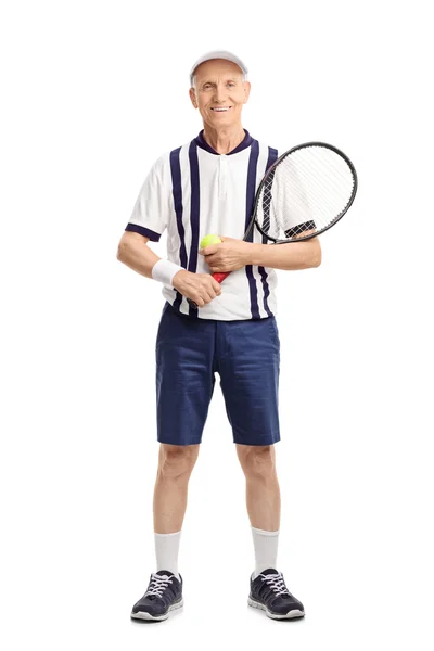 Senior man met tennisracket en een bal — Stockfoto