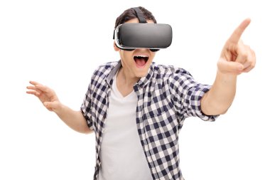 Genç adam bir Vr kulaklık kullanarak heyecanlı 