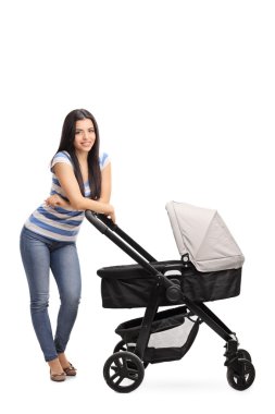 Bir bebek arabası yanındaki genç anne 