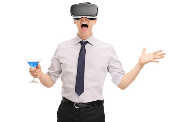 Mann mit einem vr-Headset und einem Cocktail in der Hand — Stockfoto