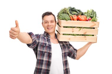 sebze dolu bir sandık taşıyan işçi 