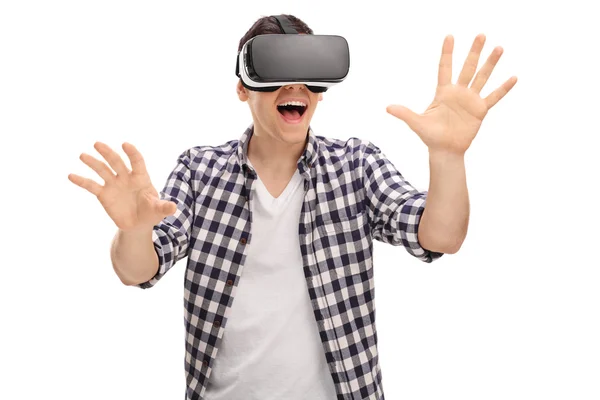 Возбужденный человек испытывает виртуальную реальность — стоковое фото