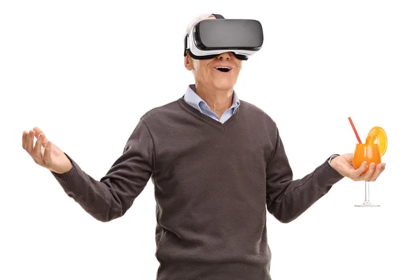 Senior man using a VR headset and holding a cocktail — Stock Photo, Image