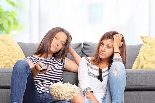 Irmãs adolescentes entediadas assistindo TV — Fotografia de Stock