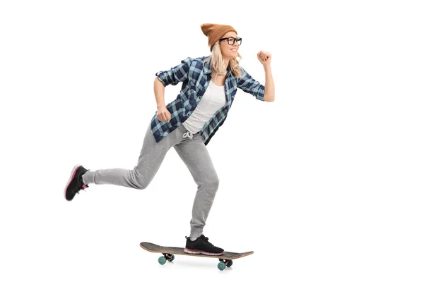 Femme hipster chevauchant un skateboard — Photo