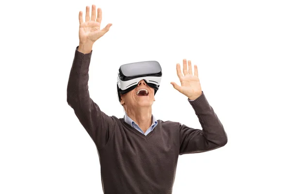 Hombre mayor usando un auricular VR —  Fotos de Stock