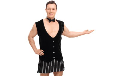 Çelik yelek ve bir önlük seksi barmen 