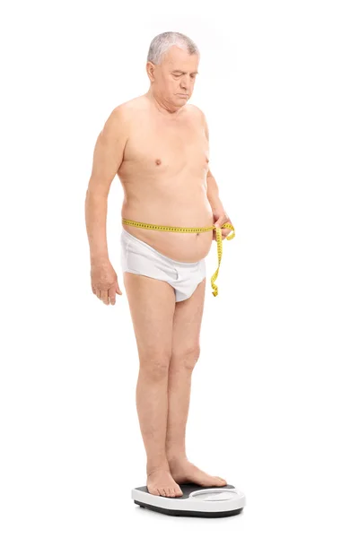 Älterer Mann misst seine Taille — Stockfoto