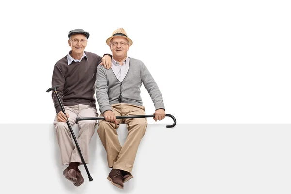 Senior pals, zittend op een lege panel — Stockfoto