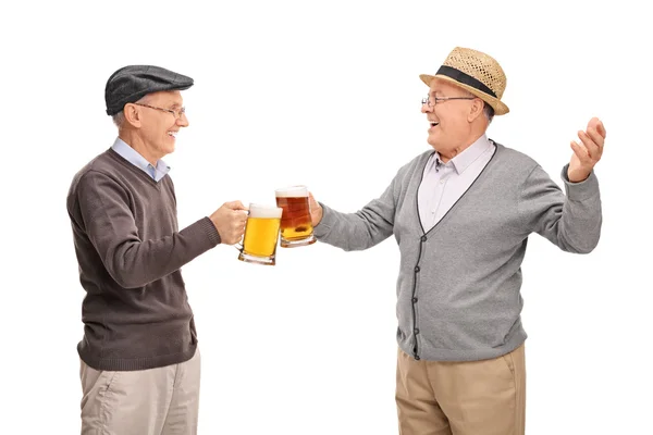 Homens seniores alegres bebendo cerveja — Fotografia de Stock