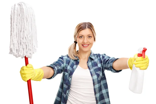 Mujer sosteniendo una fregona y preparándose para limpiar — Foto de Stock