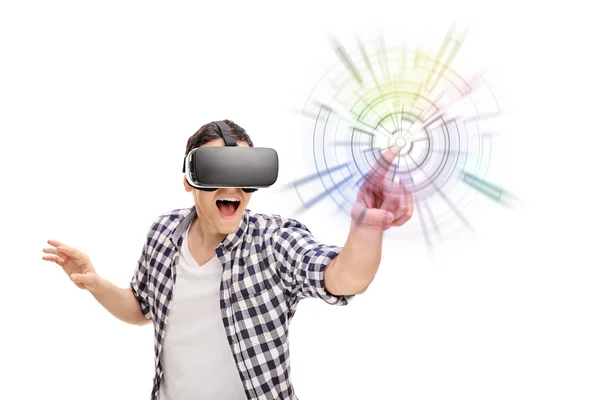 Aufgeregter Mann erlebt virtuelle Realität — Stockfoto