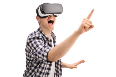 Heyecanlı adam Vr kulaklık kullanarak 