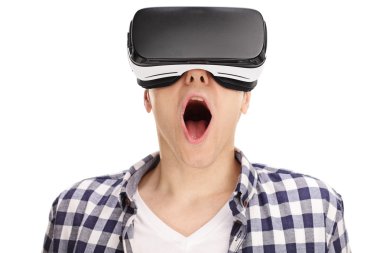Genç adam bir Vr kulaklık kullanarak hayran 