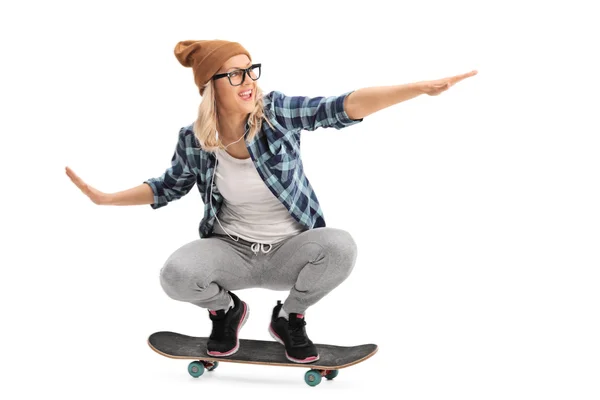 Cool skater meisje een skateboard rijden — Stockfoto