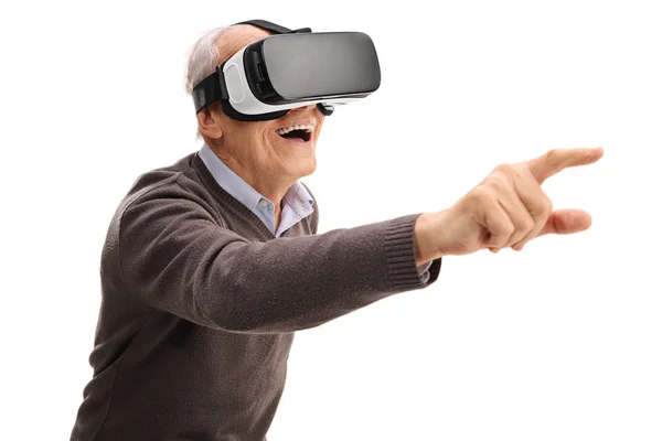 Hombre mayor usando un auricular VR — Foto de Stock