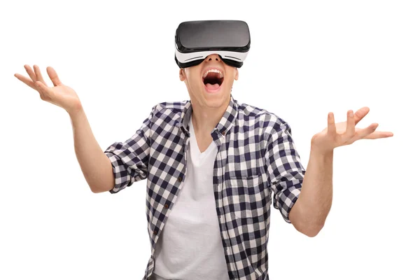 Человек наслаждается виртуальной реальностью — стоковое фото