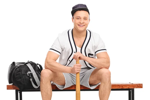Bankta oturan beyzbol oyuncusu — Stok fotoğraf