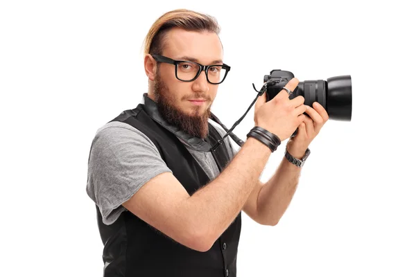 Joven hipster masculino sosteniendo una cámara —  Fotos de Stock