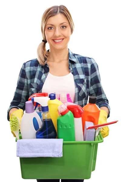 Mulher segurando balde com produtos de limpeza — Fotografia de Stock