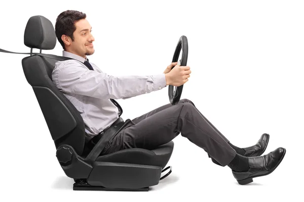 Uomo che guida seduto su un seggiolino auto — Foto Stock