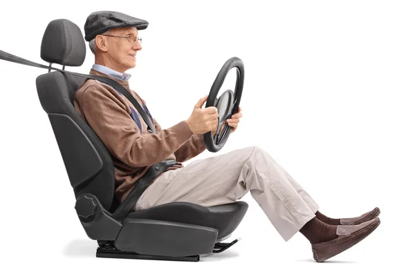 Conducción mayor sentada en un asiento de coche —  Fotos de Stock
