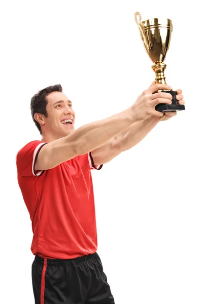 うれしそうなサッカー選手のトロフィーを持ち上げる — ストック写真
