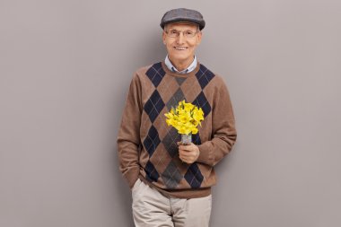 Üst düzey beyefendi bir demet çiçek tutan 