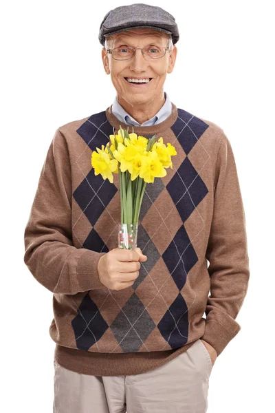 Senior gentleman die houdt van een bos van bloemen — Stockfoto