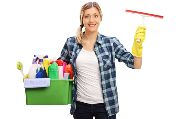 Mulher segurando equipamento de limpeza — Fotografia de Stock