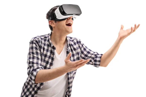 Радостный парень, испытывающий виртуальную реальность — стоковое фото