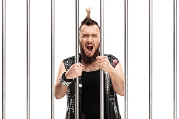 Punk en colère debout en prison et criant — Photo