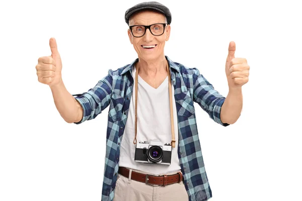 Joyful senior tourist giving thumbs up — Stock Photo, Image