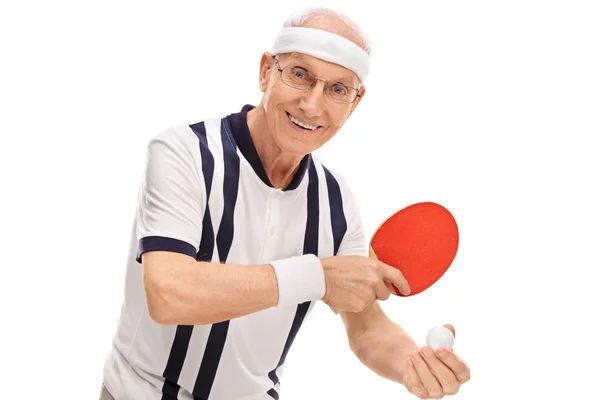 Hombre mayor activo jugando ping-pong — Foto de Stock