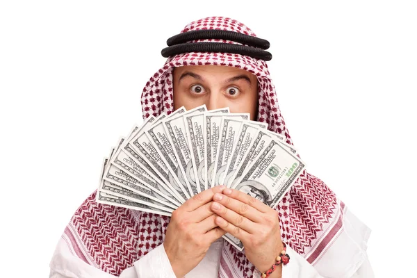 お金のスタックの後ろに隠れてアラブ — ストック写真