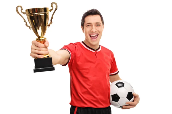 Atleta encantado segurando um troféu de ouro — Fotografia de Stock