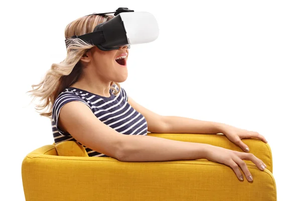 Virtuele werkelijkheid ervaren vrouw — Stockfoto