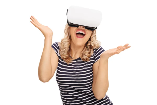Mujer encantada mirando con gafas VR — Foto de Stock