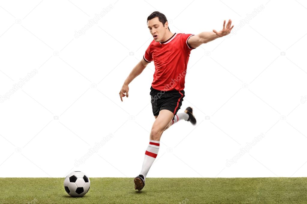 Jogador de futebol forte com bola de futebol e sorrindo em fundo branco  isolado