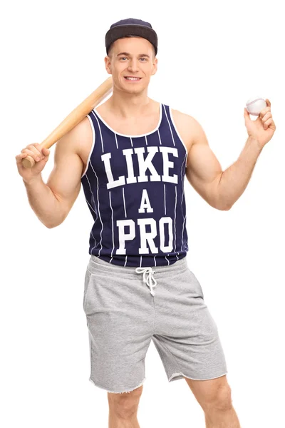 Jeune homme avec une batte de baseball et une balle — Photo