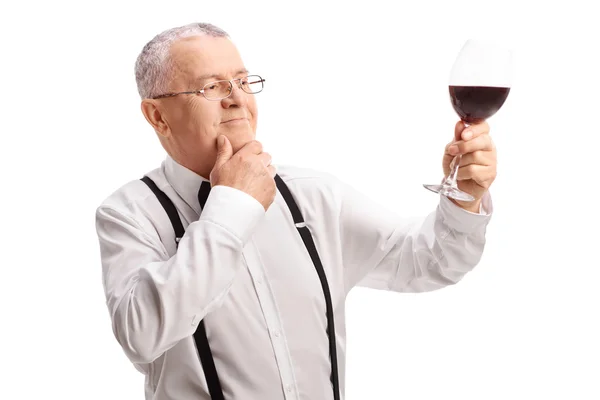 Senior herre provsmakning rött vin — Stockfoto