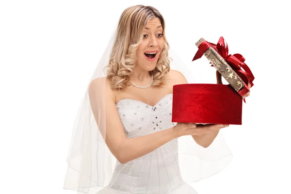 Sorprendida joven novia abriendo un regalo — Foto de Stock