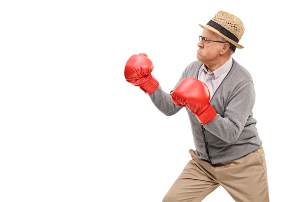 Homem sênior com luvas de boxe vermelho — Fotografia de Stock