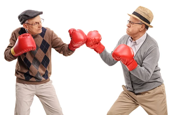 Due anziani competitivi che combattono — Foto Stock