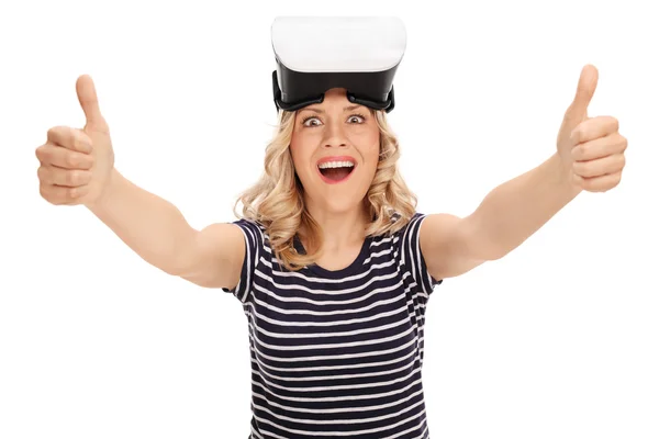 Mulher satisfeita usando um fone de ouvido VR — Fotografia de Stock